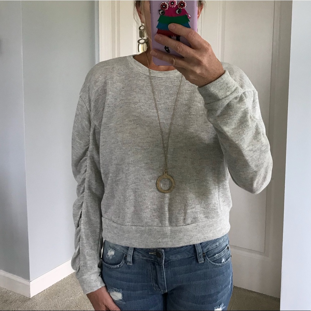 ❤️SIZE LARGE❤️Grey Ruched Sleeve Top - Picture 4 of 6